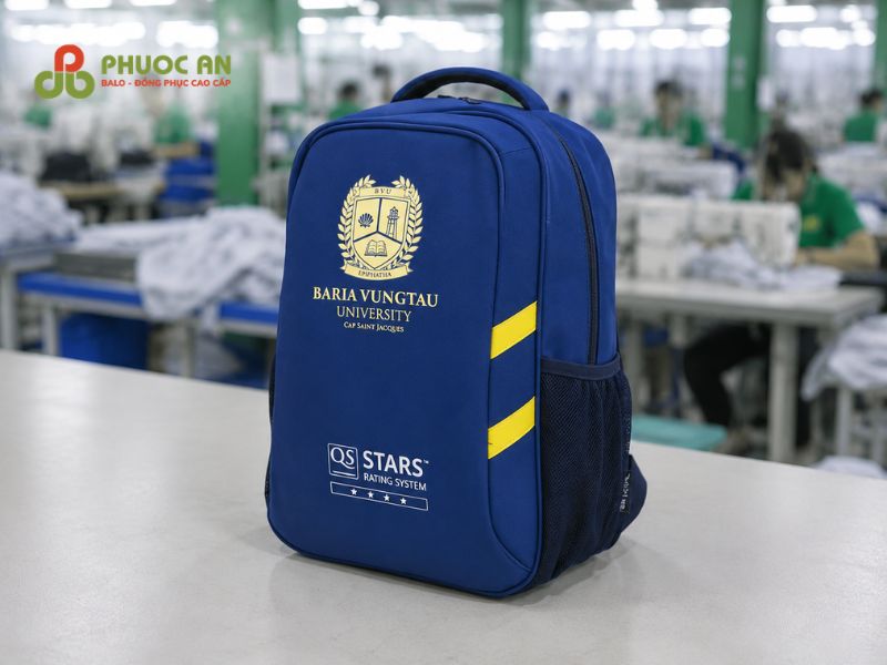 Góc nghiêng hông balo trường học BARIA VUNGTAU phối sọc