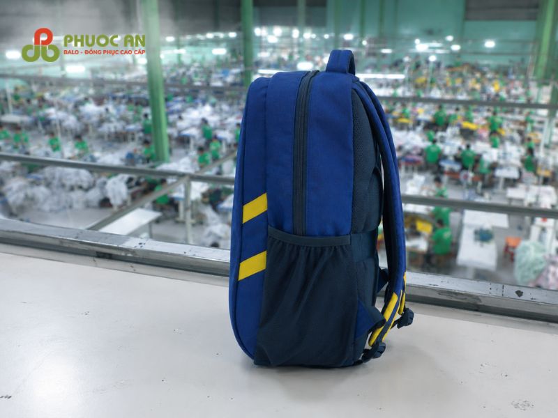 Góc nghiêng hông balo trường học BARIA VUNGTAU phối sọc