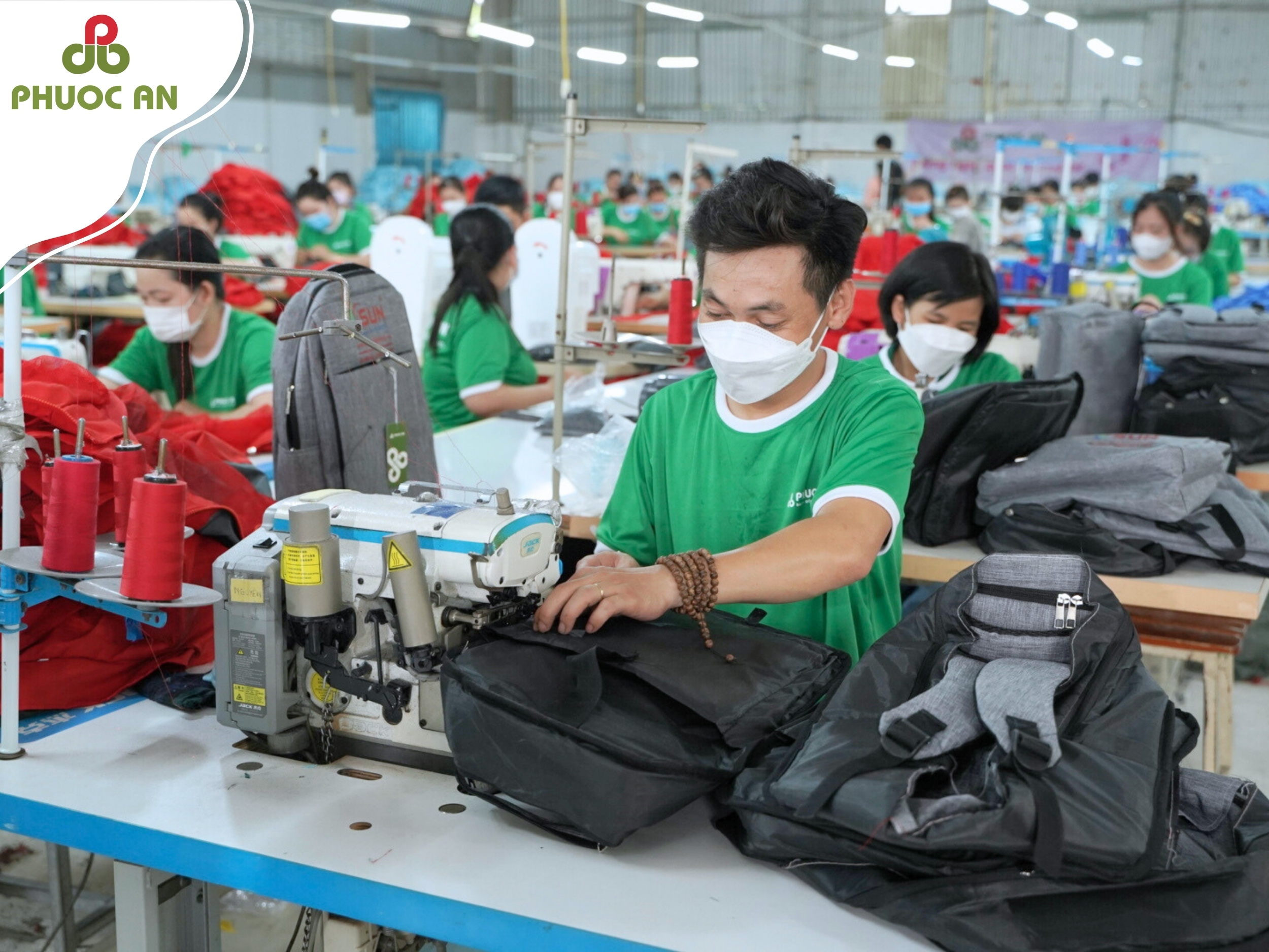loi-ich-khi-dat-mau-balo-dung-laptop-dep-tai-may-phuoc-an
