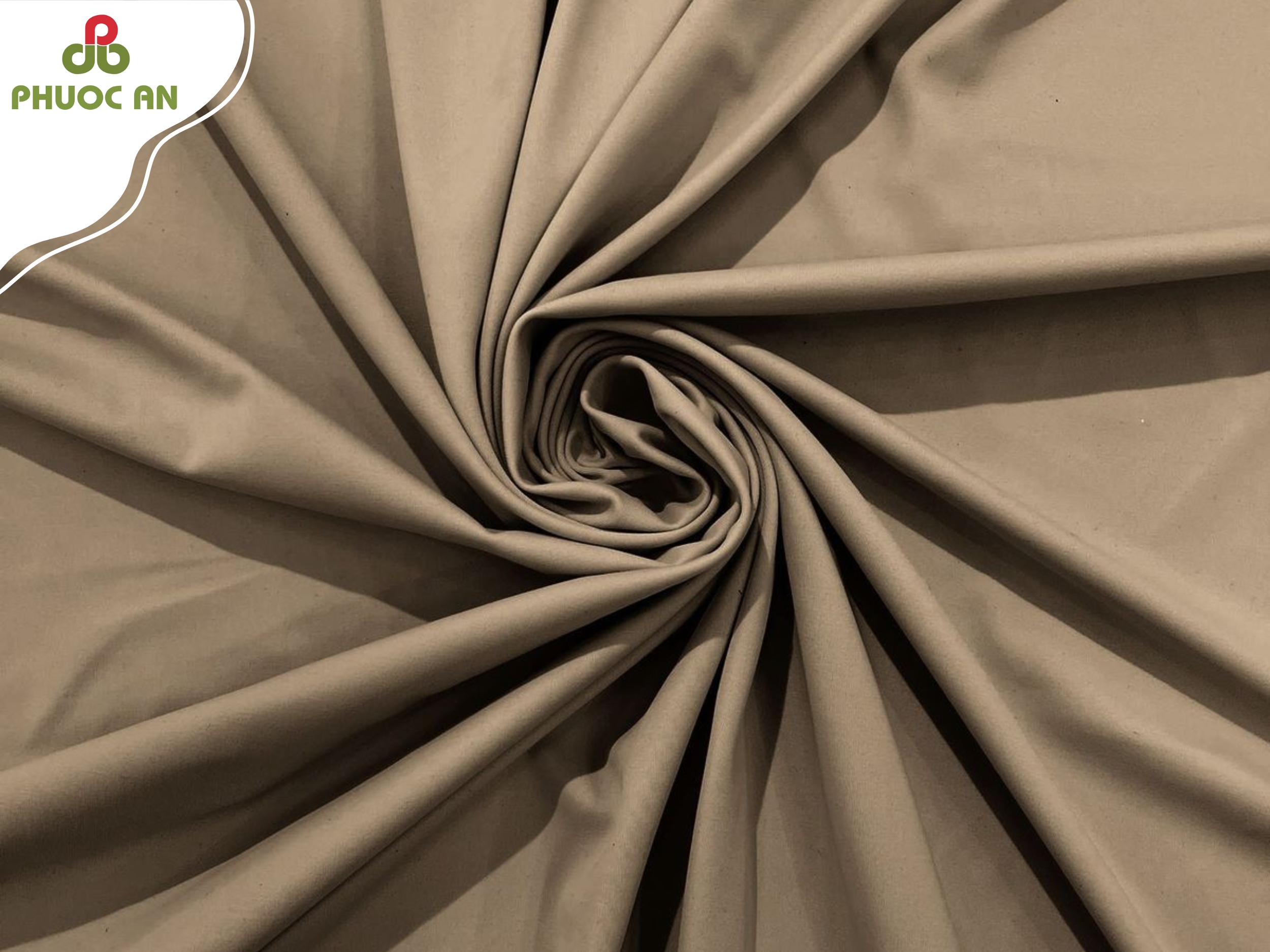 vai-du-polyester-trong-may-ao-khoac-qua-tang-tan-binh
