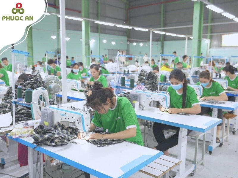 giai-phap-cho-doanh-nghiep-tu-xuong-chuyen-may-ao-khoac-cao-cap-dong-phuc-nhan-vien