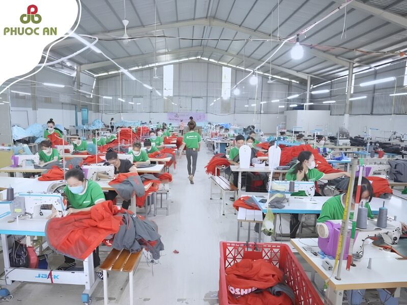 Năng lực sản xuất áo khoác đồng phục số lượng lớn tại Phước An