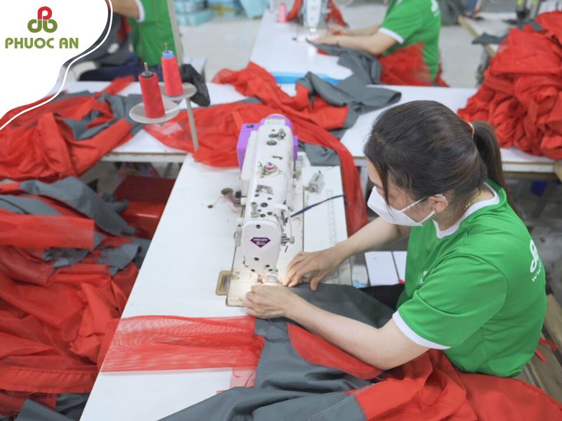 diem-manh-cua-xuong-gia-cong-ao-khoac-jean-may-phuoc-an