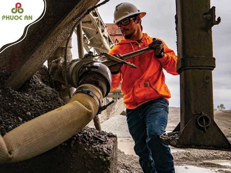 vi-sao-doanh-nghiep-nen-dat-may-tai-xuong-may-ao-khoac-di-cong-trinh-hcm