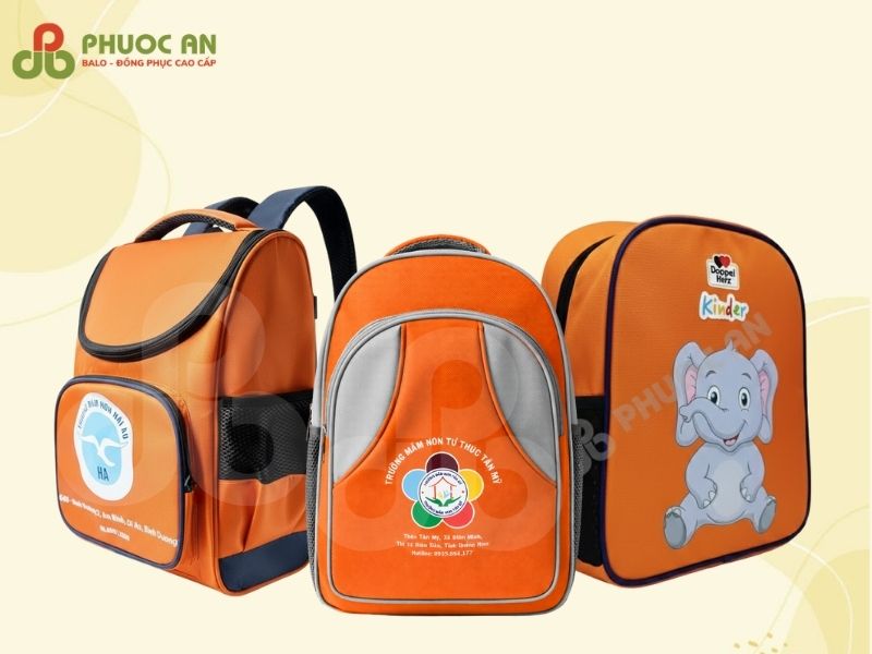 mau-balo-mau-cam-cho-be-mau-giao-in-logo-truong