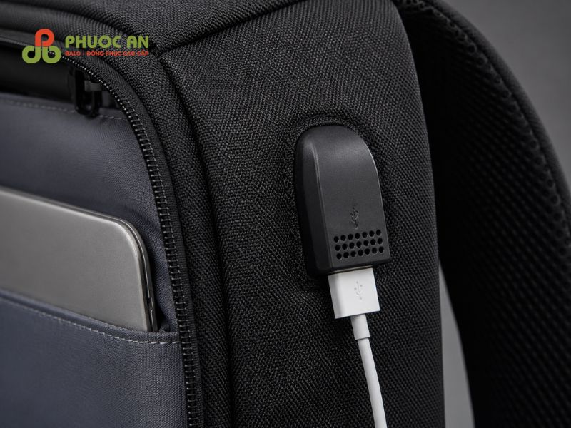 Bo mạch sạc USB an toàn trên balo quà tặng doanh nghiệp