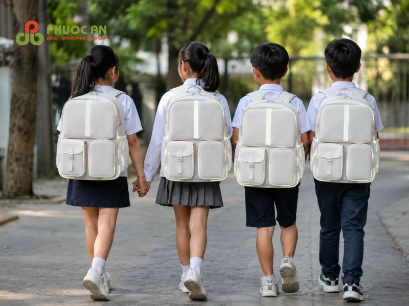 Mẫu balo chống nước phản quang thông minh tặng học sinh