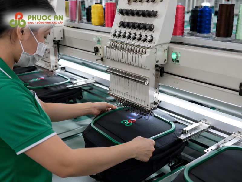 In thêu logo trên balo nam sắc nét bền màu theo yêu cầu