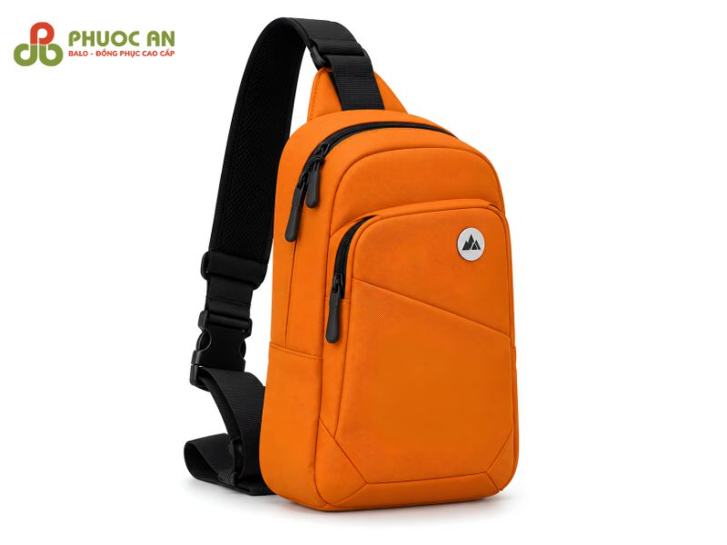 Giải pháp in thêu logo tối ưu trên bề mặt balo đeo chéo
